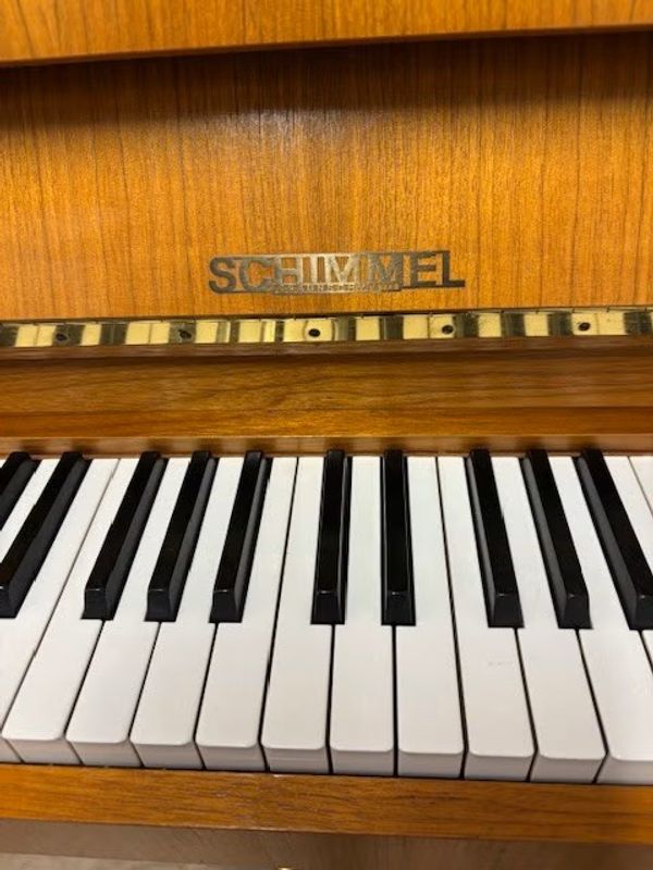 Schimmel piano i valnøtt 
