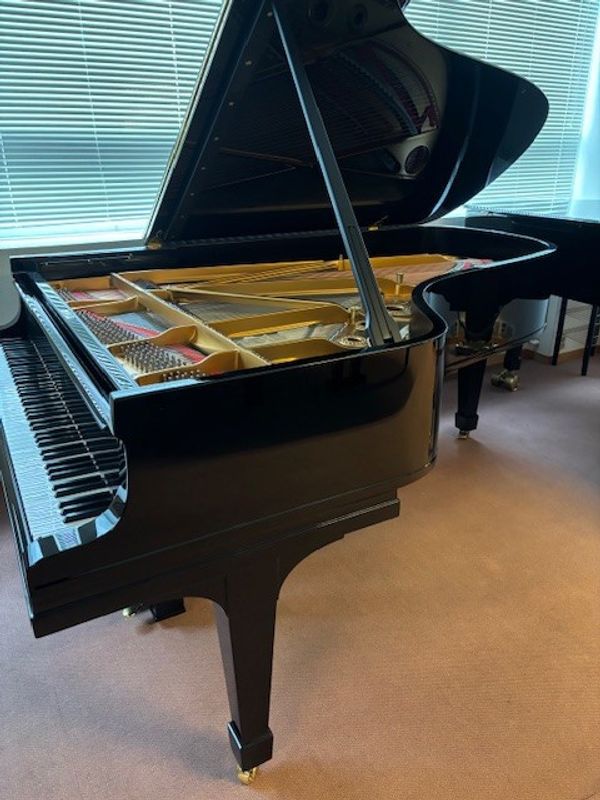 Steinway & Sons B model 211cm