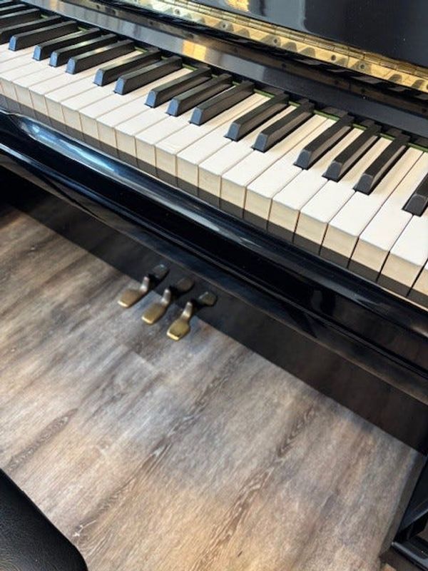 Yamaha piano MOD. U3 sort polert selges!